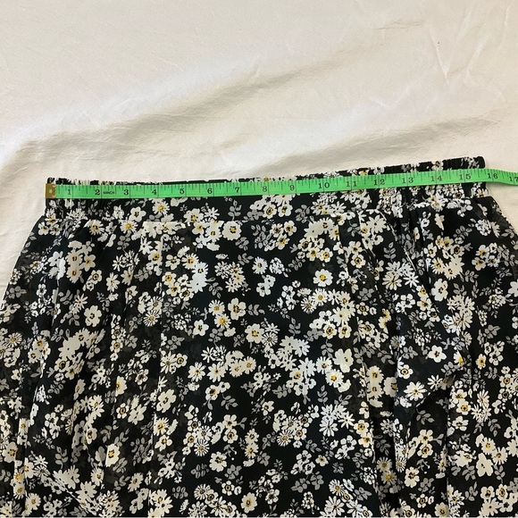 JOLT Black and White Floral Mini Skirt Pockets Elastic Back Lined Women’s Medium - Picture 7 of 8